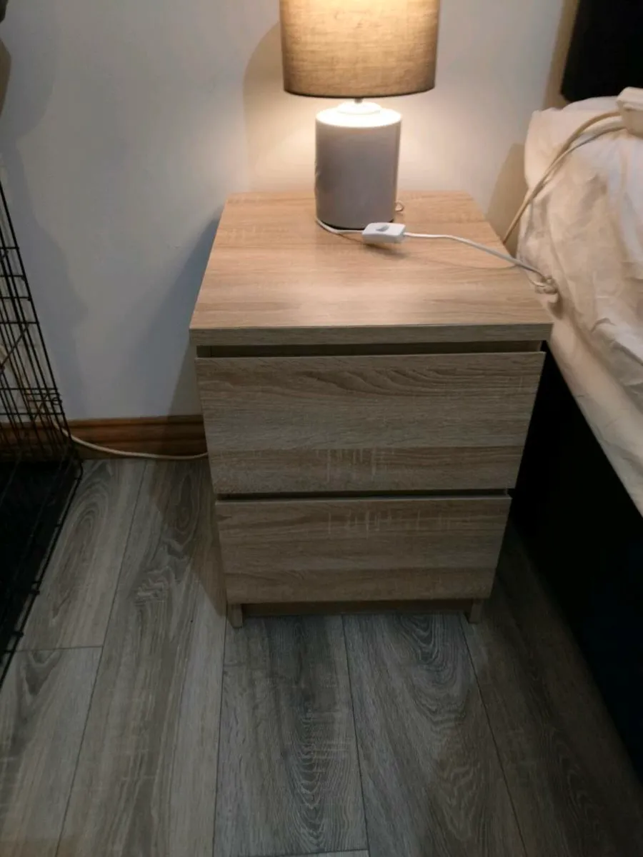 Bedside lockers and 2 chest of drawers - Image 3