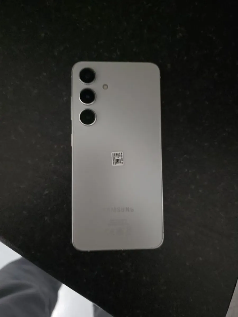 Samsung S24 - Image 3