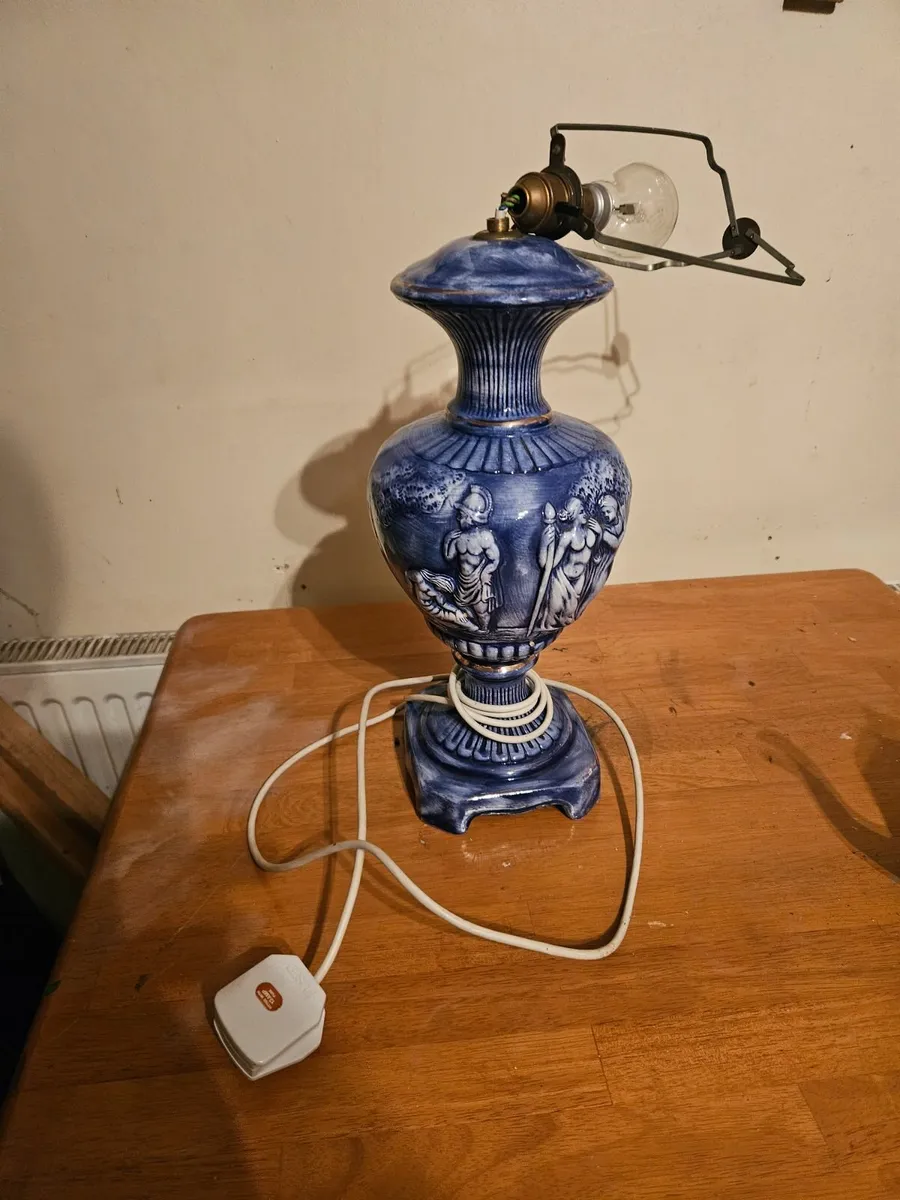 Vintage Looking Lamp - Image 1