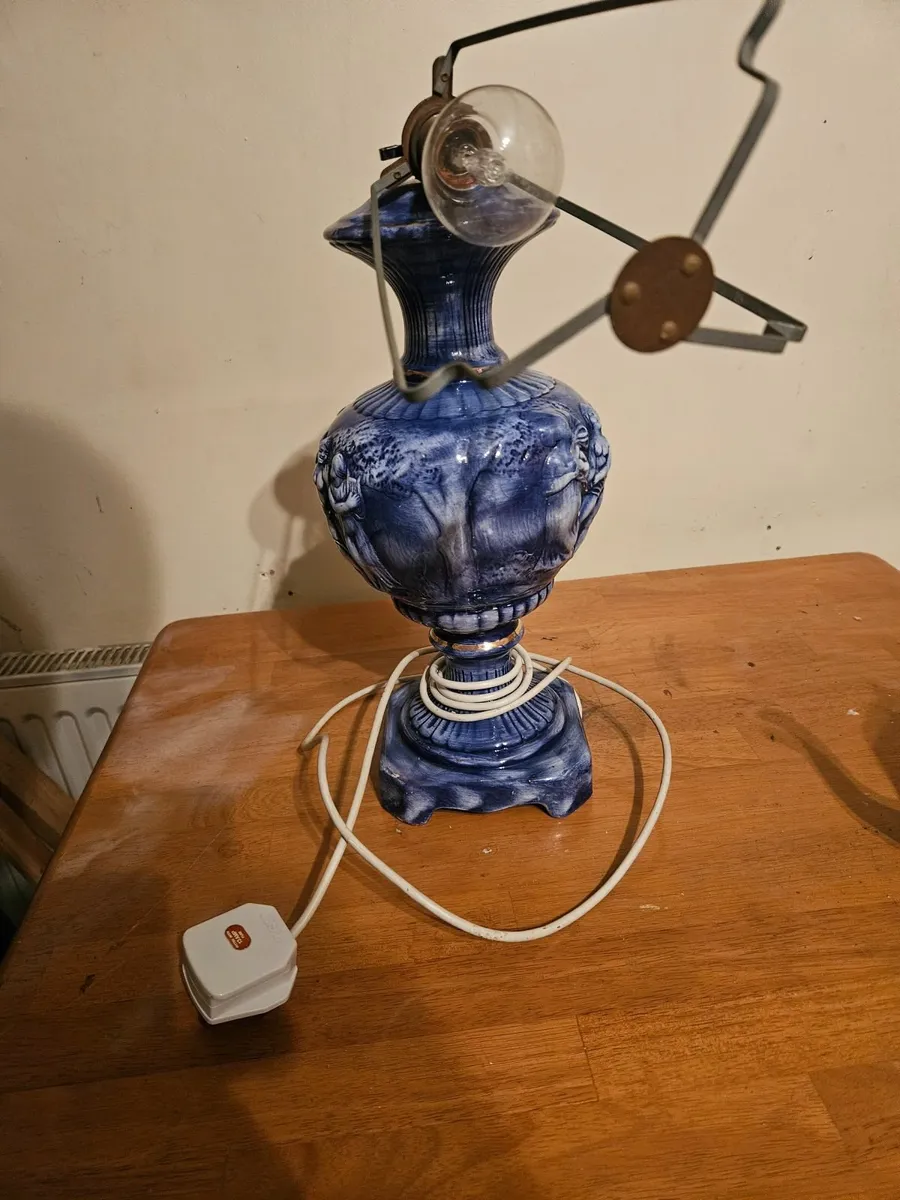 Vintage Looking Lamp - Image 2