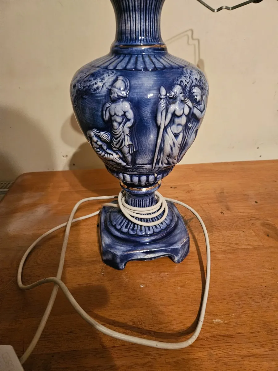 Vintage Looking Lamp - Image 3
