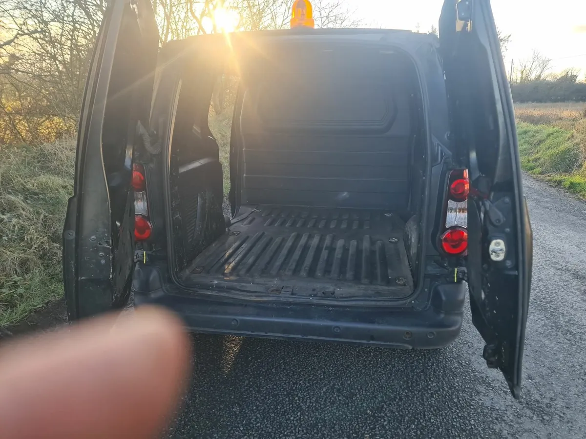 2017 peugeot partner 3 seats 1 owner test12/26 - Image 4