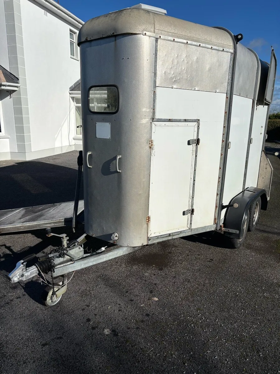 505 horse box - Image 1