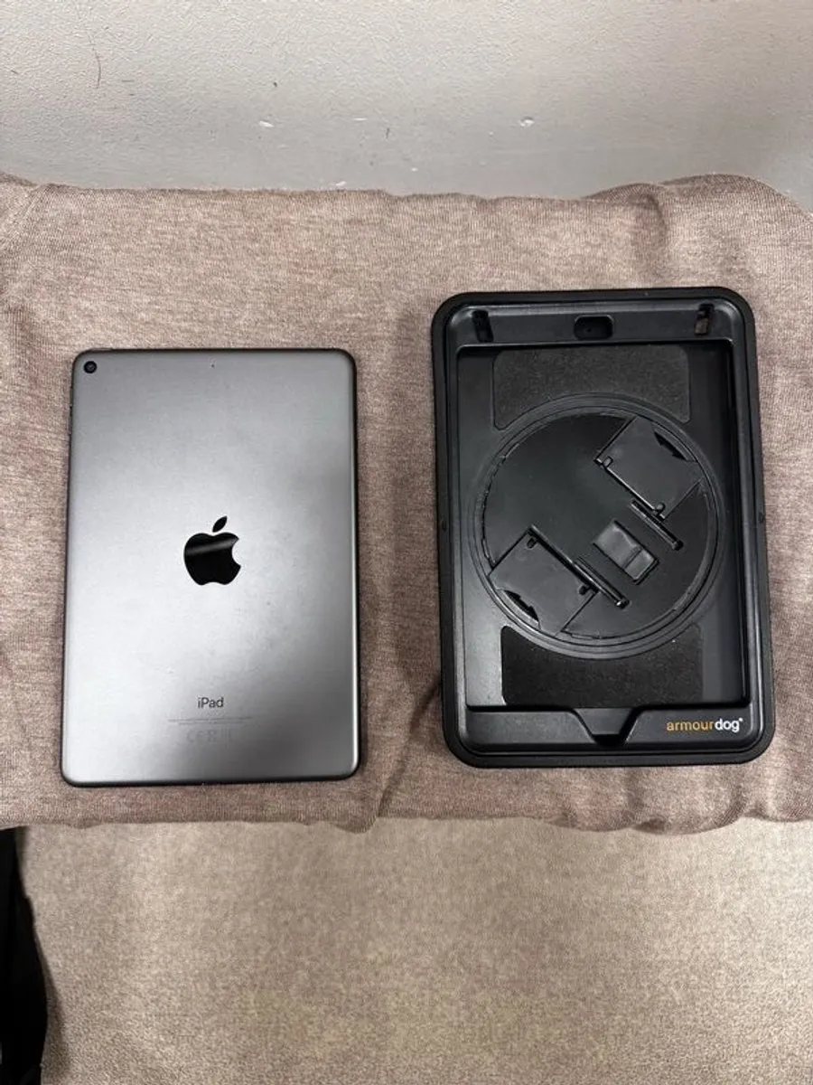 iPad 7 mini 32GB with case and charger - Image 1