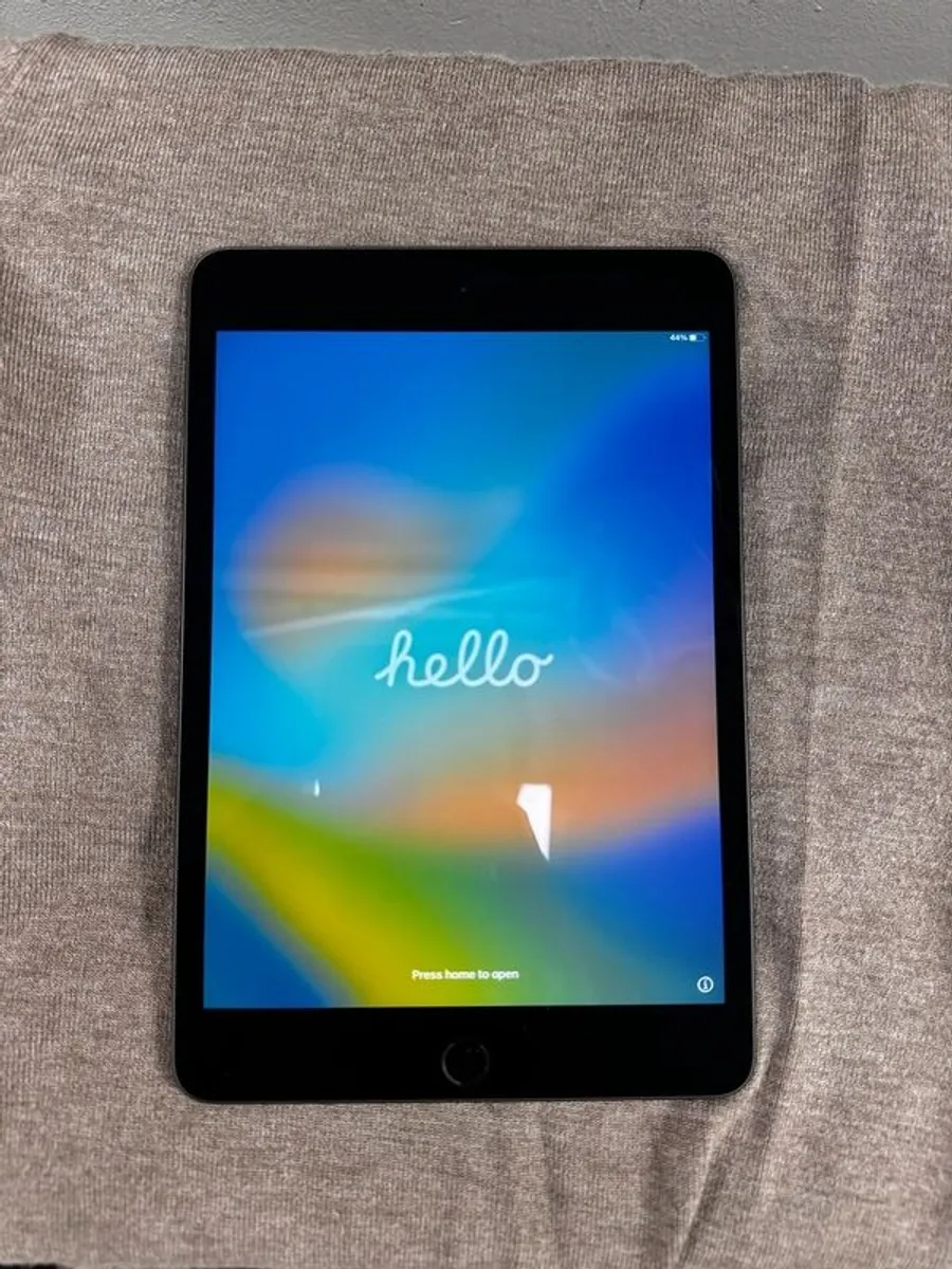 iPad 7 mini 32GB with case and charger - Image 2