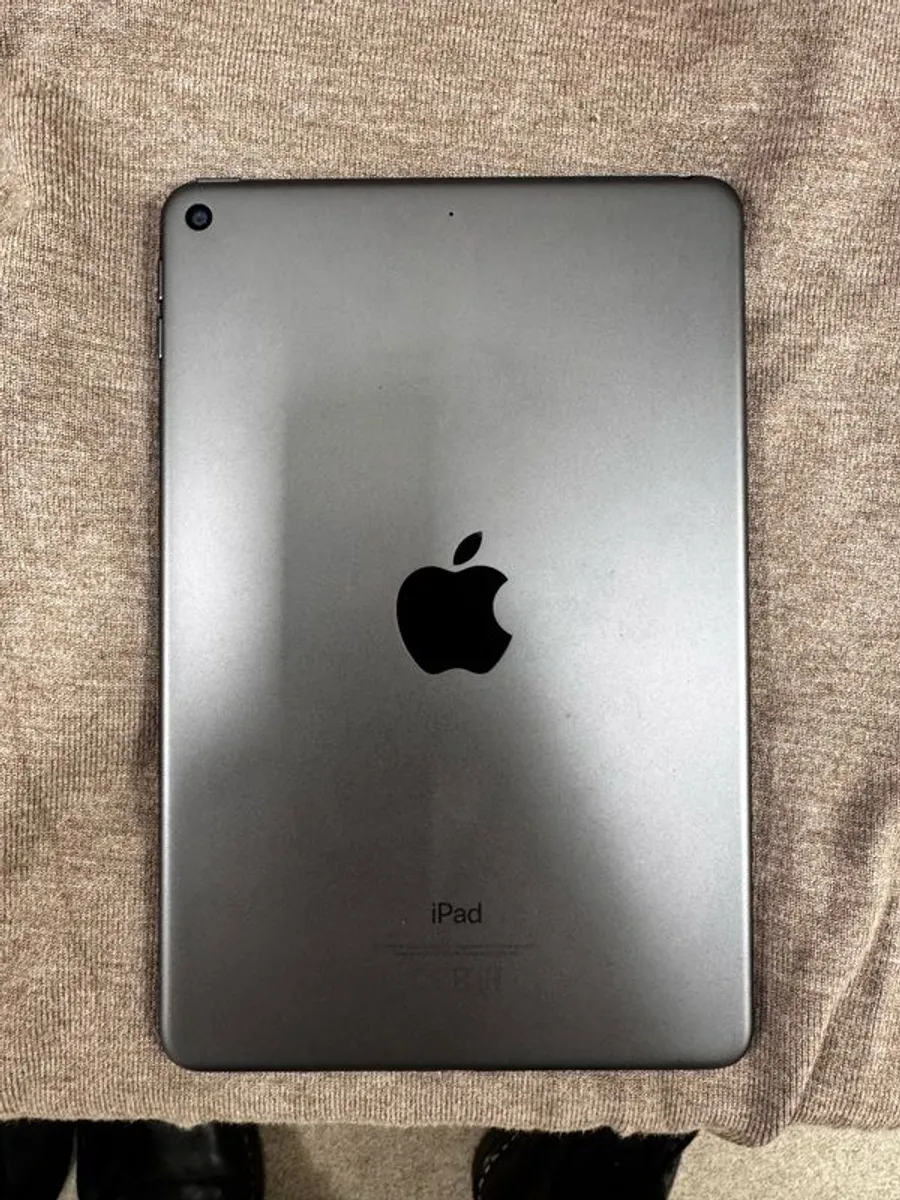 iPad 7 mini 32GB with case and charger - Image 3