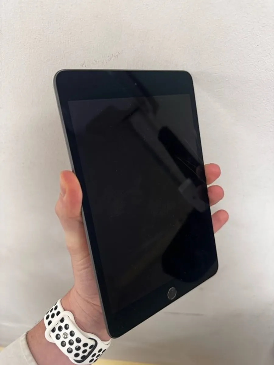 iPad 7 mini 32GB with case and charger - Image 4