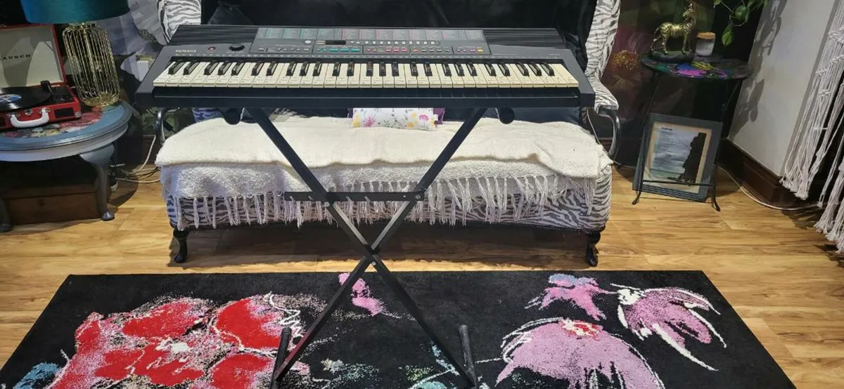 Keyboard and stool - Image 1