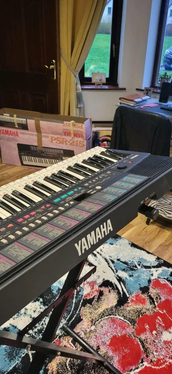 Keyboard and stool - Image 2