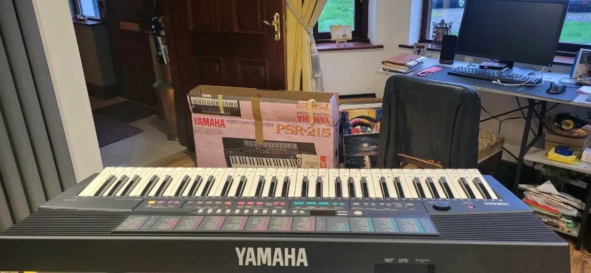 Keyboard and stool - Image 3