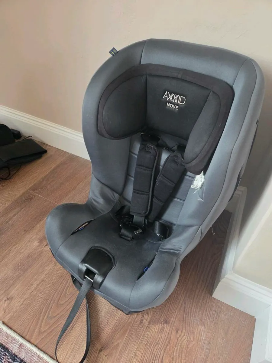 Axkid Move with tether straps for sale - Image 1