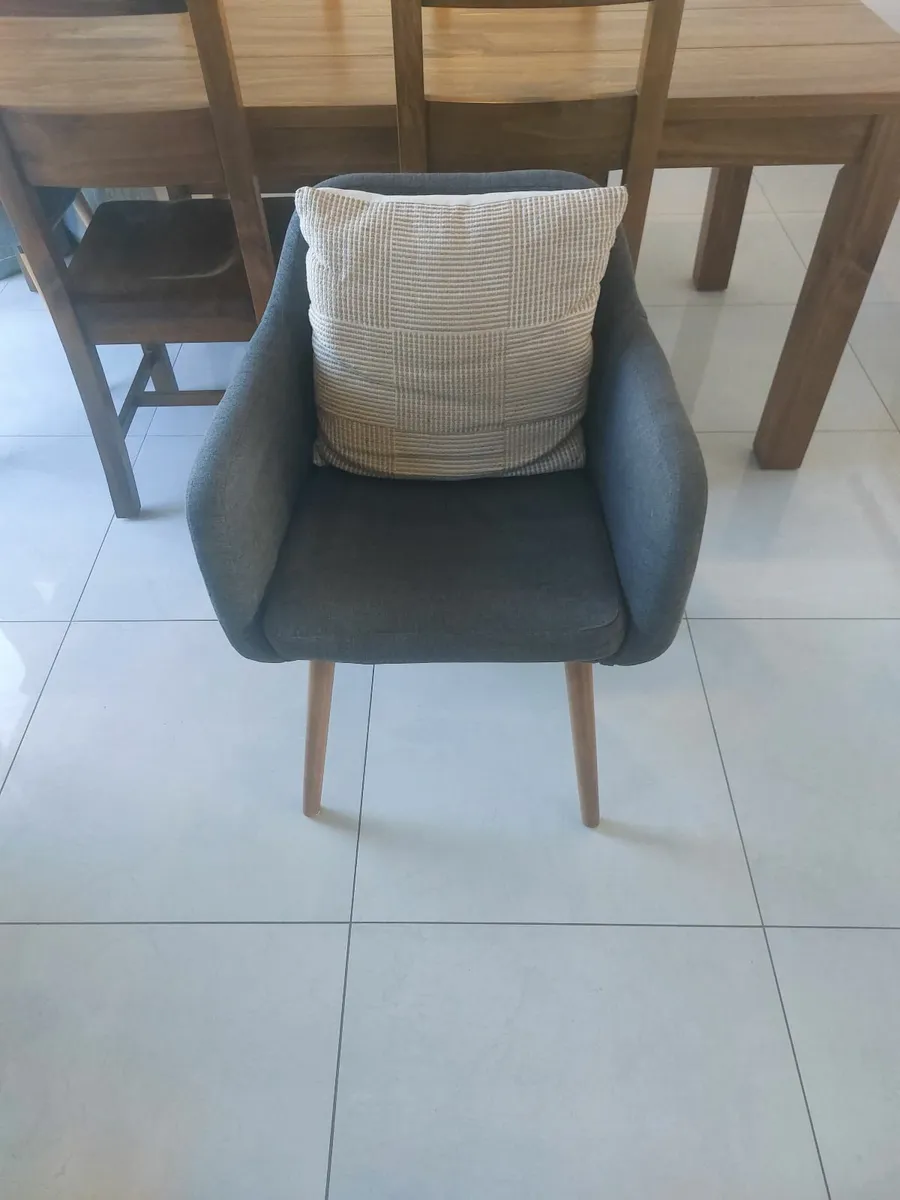 Dining table and 6 chairs - Image 4