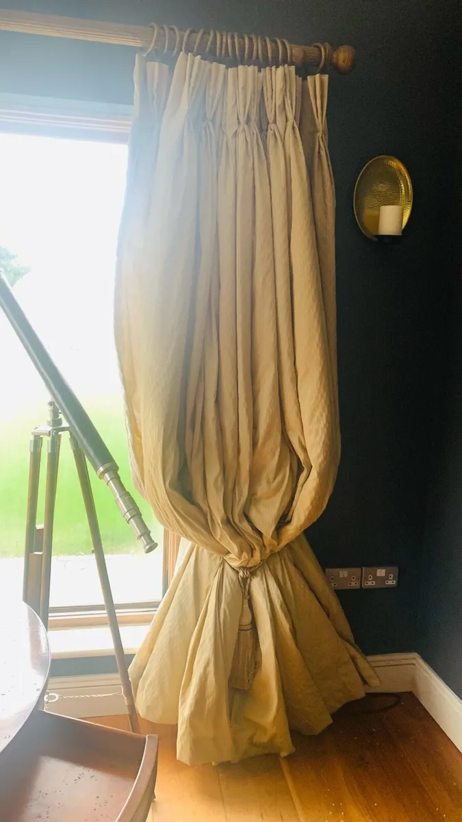 Curtains - Image 2