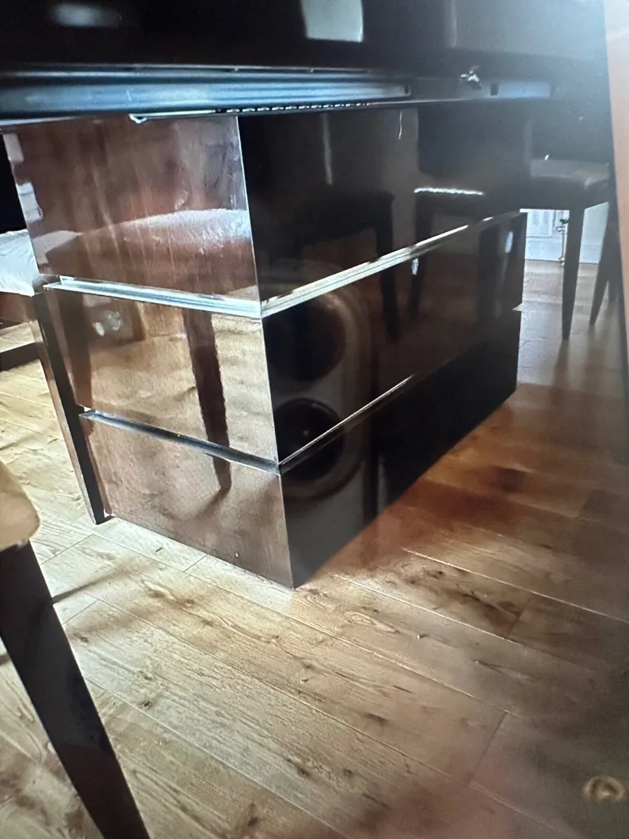 Italian Dining table and Chairs - Image 3