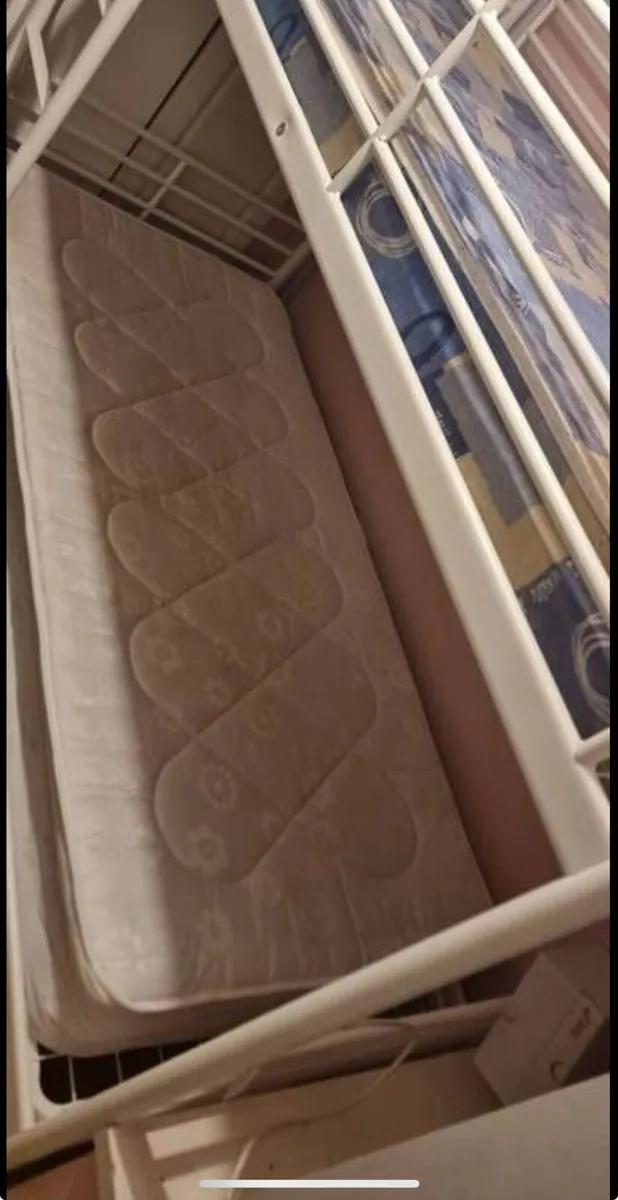 Bunk bed +mattresses - Image 1