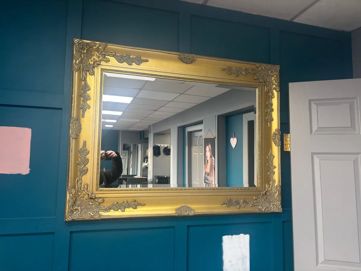 Vintage style mirror and chairs - Image 1