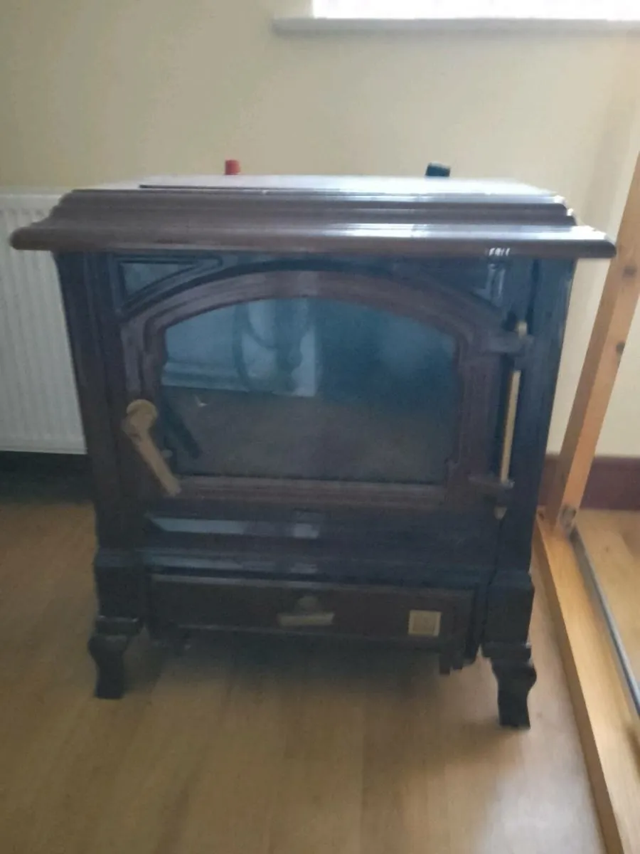 Oil stove and radiators - Image 1