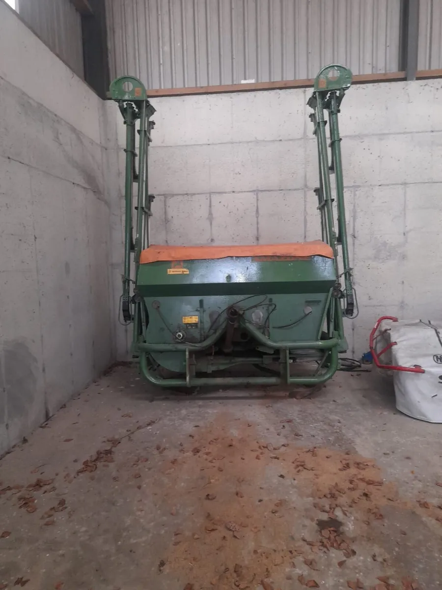 Fertiliser distributor - Image 1