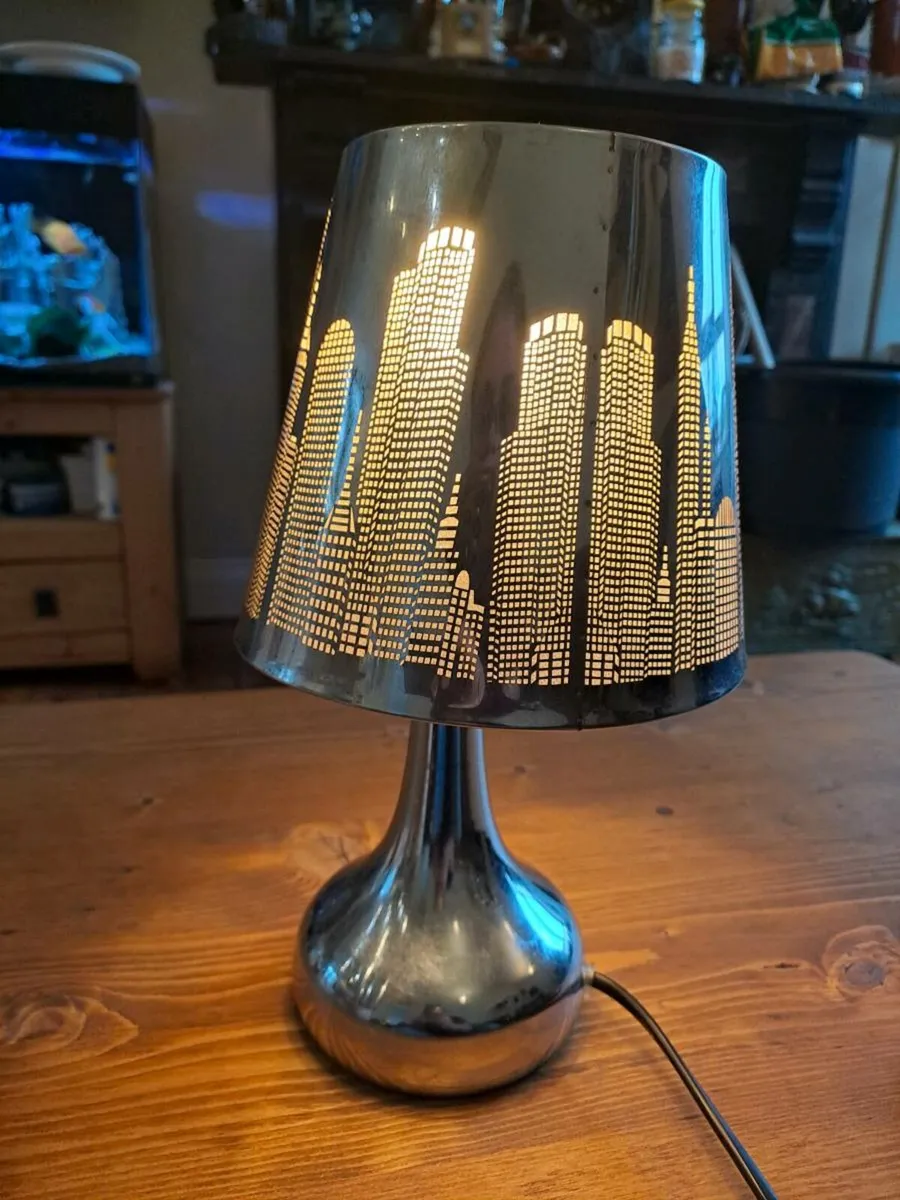 Chrome table lamp with skyline - Image 1