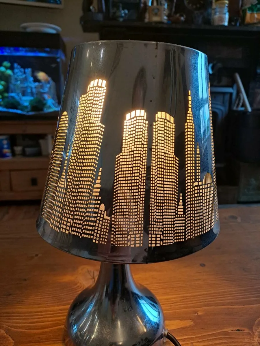 Chrome table lamp with skyline - Image 2
