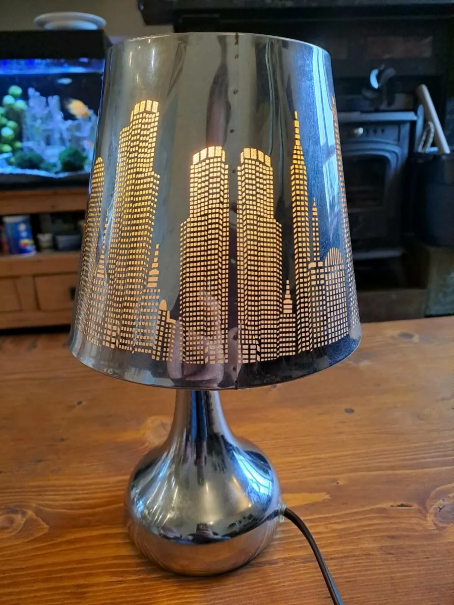 Chrome table lamp with skyline - Image 3
