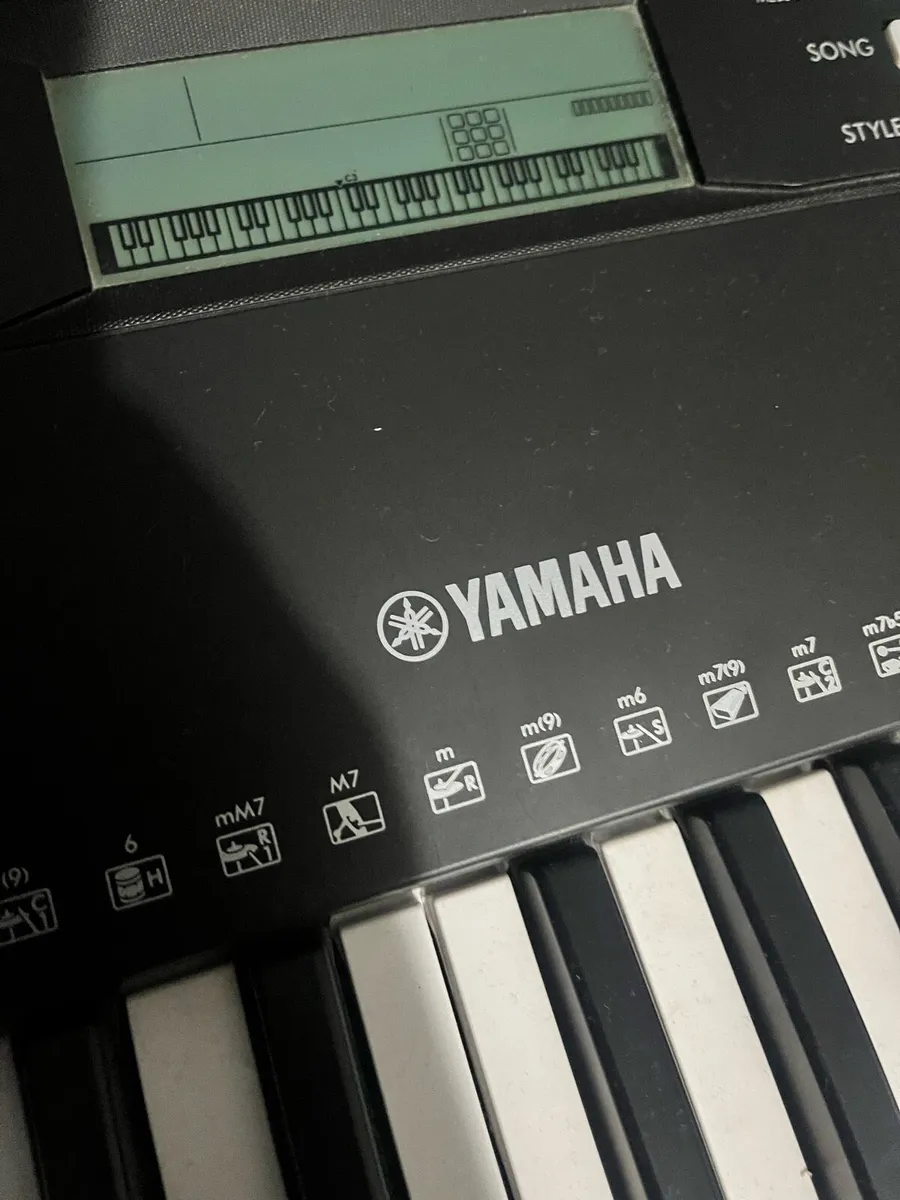 Yamaha PSR-E373 Keyboard and pedal - Image 3