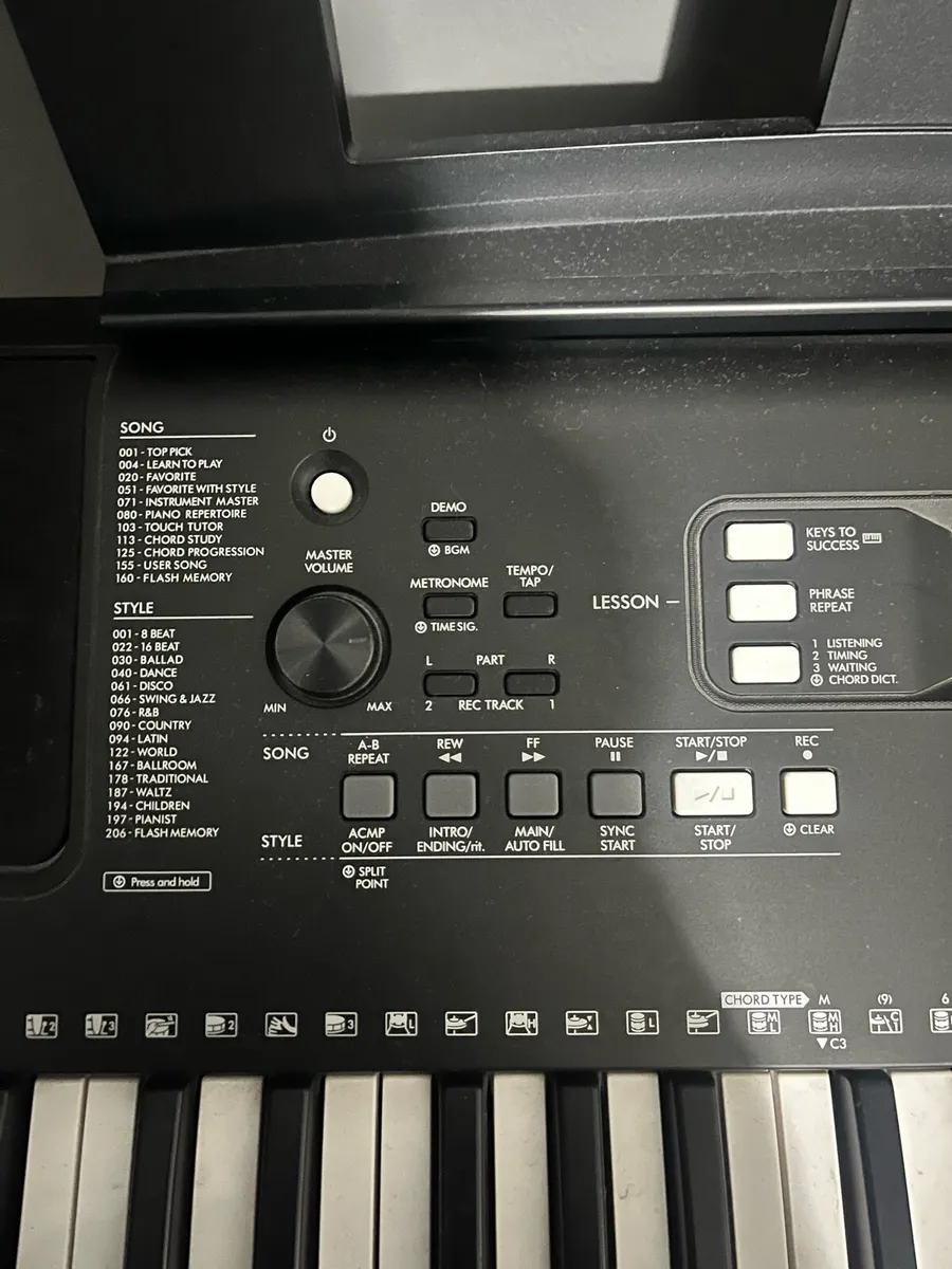 Yamaha PSR-E373 Keyboard and pedal - Image 4