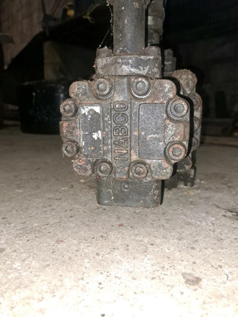 Hitachi 52 hydraulic pumps - Image 3