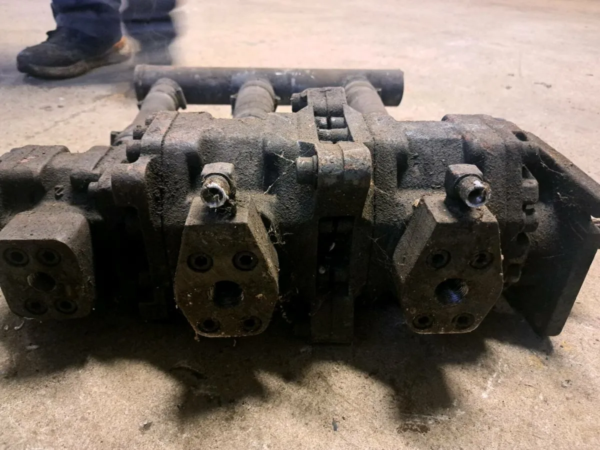 Hitachi 52 hydraulic pumps - Image 4