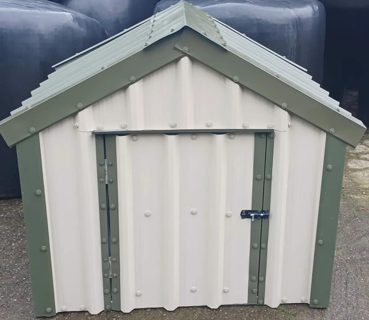 Large steel framed dog house - Image 1