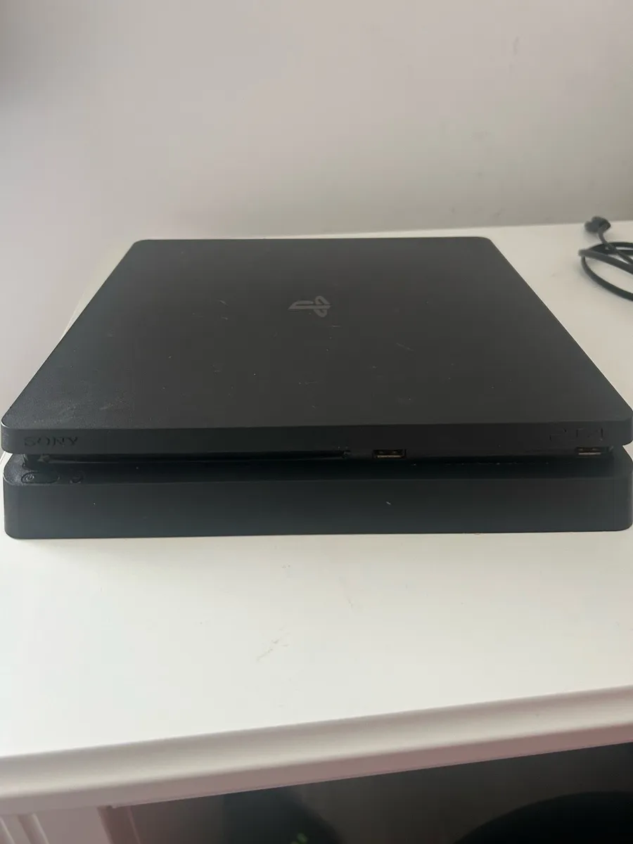 PS4 Slim - Image 1