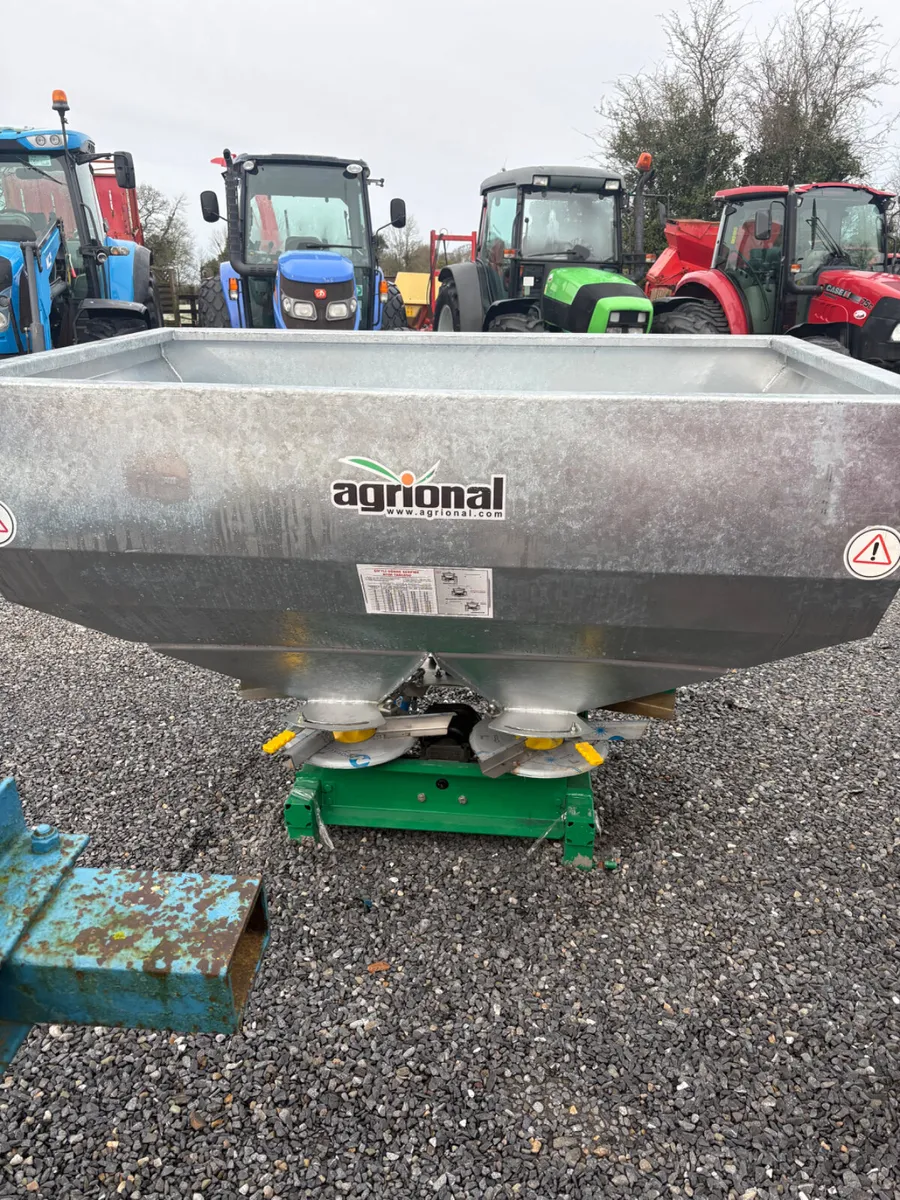 Agrional fertiliser spreader - Image 1