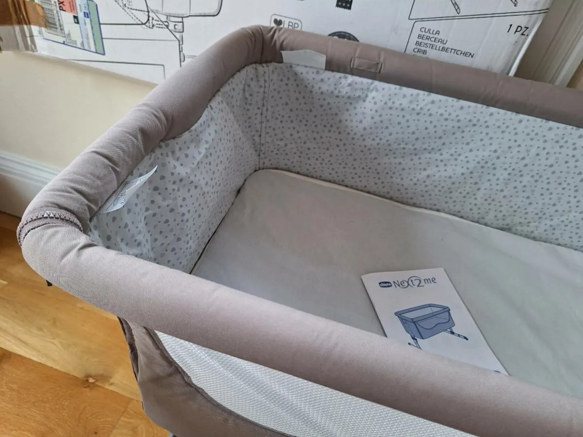 Chicco Next2Me Bedside Crib – Excellent Condition - Image 4