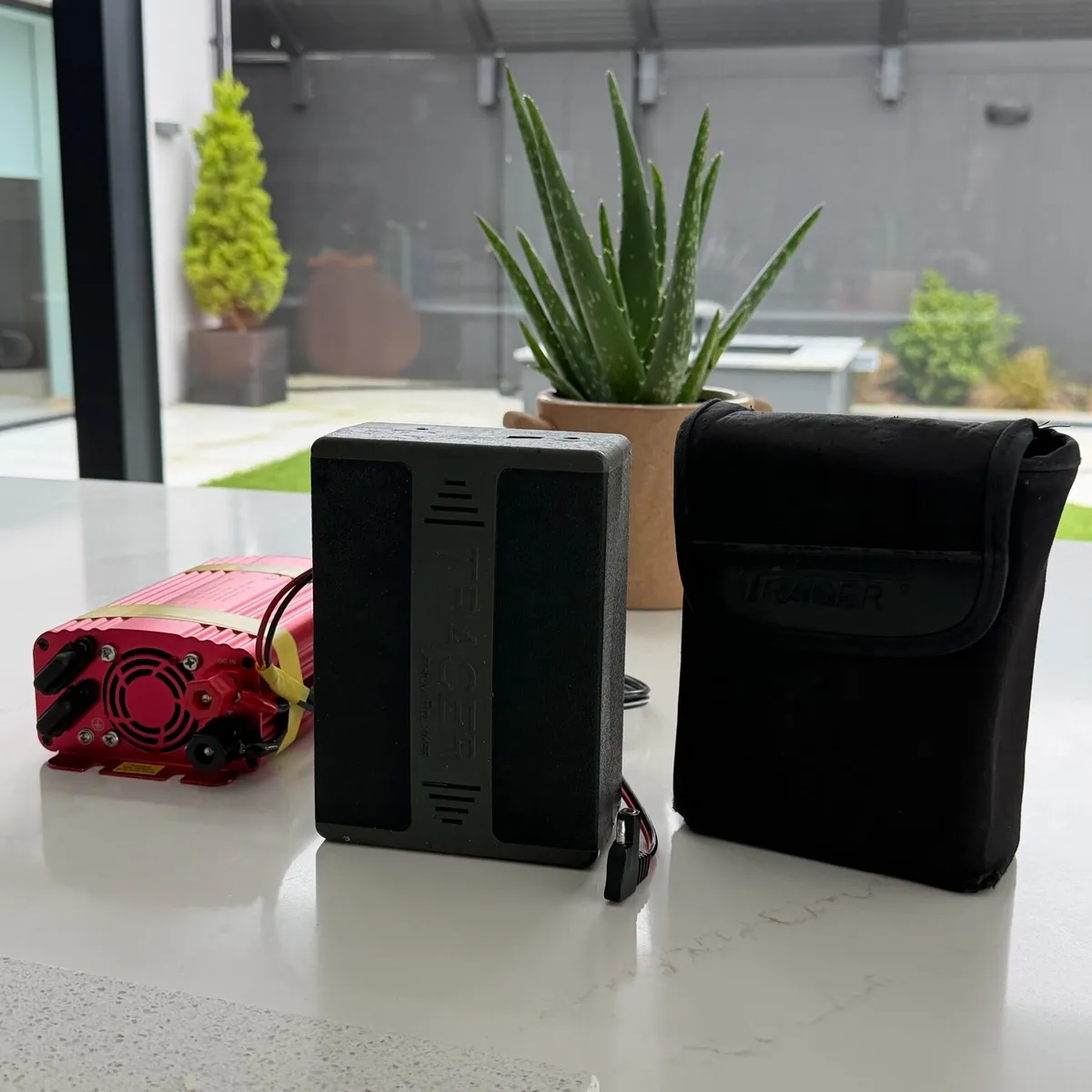 Tracer lithium battery and 500 W inverter - Image 1