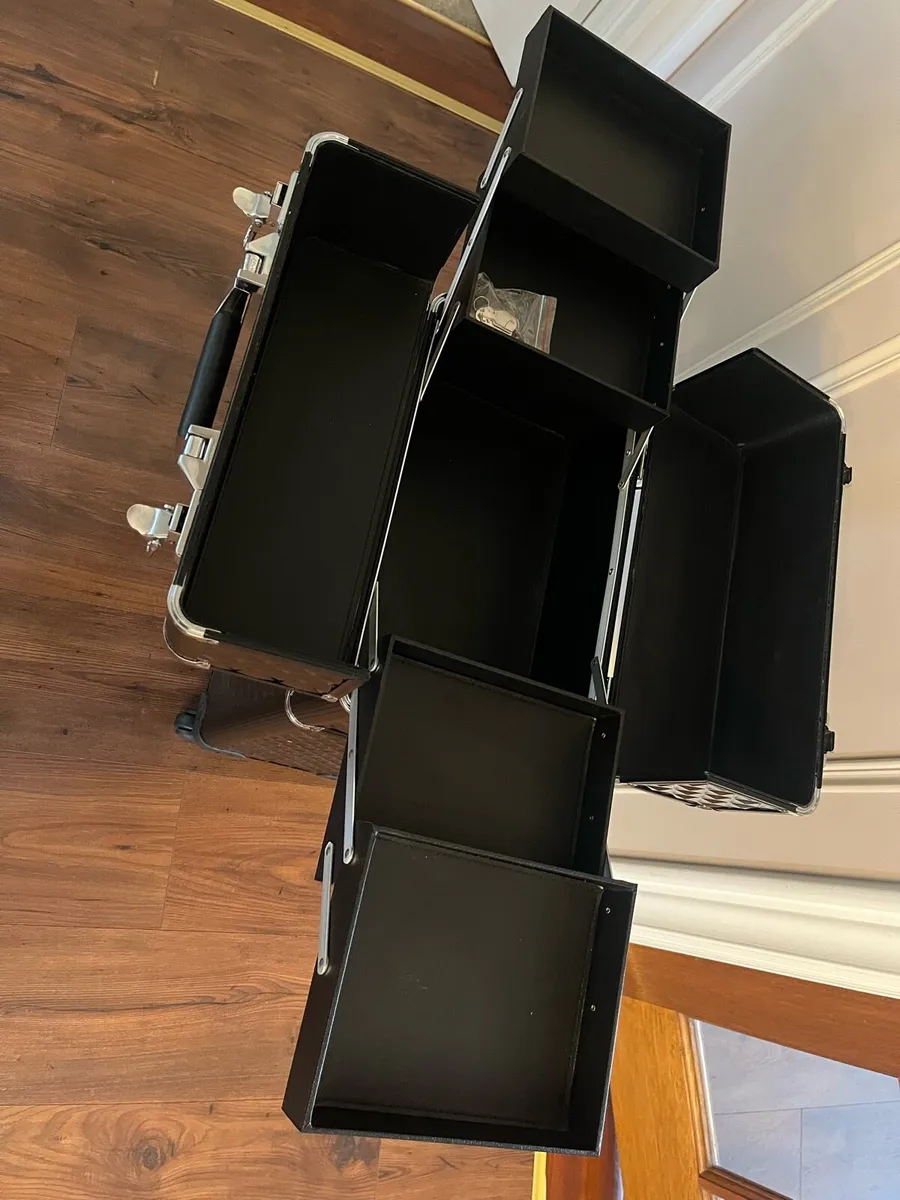 Inglot Make up trolley - Image 3