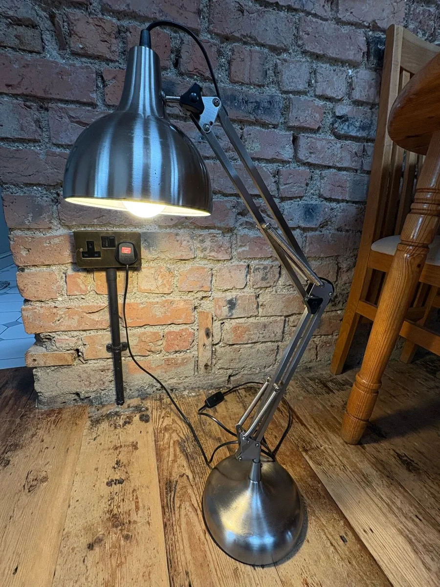 Pixar style retro table lamp - Image 1