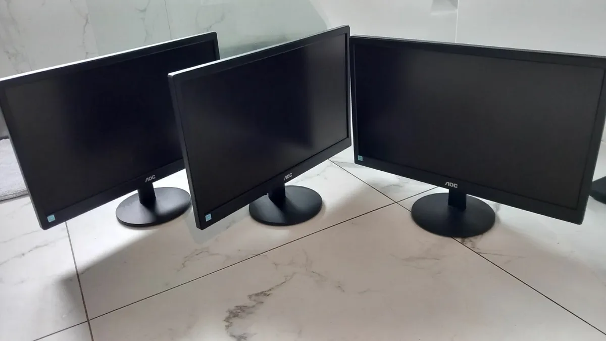 3 x AOC LED18" Monitors - Image 4