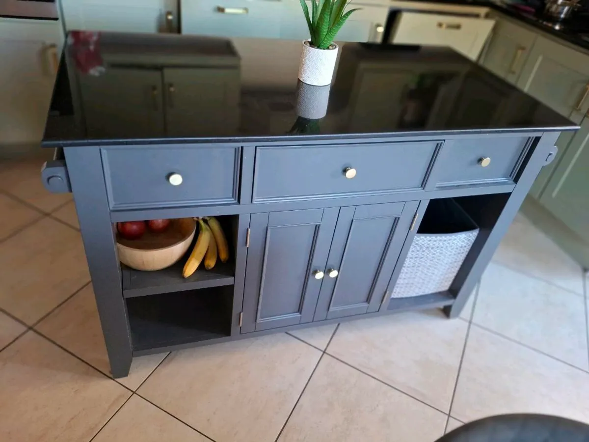 Kitchen island - Image 1