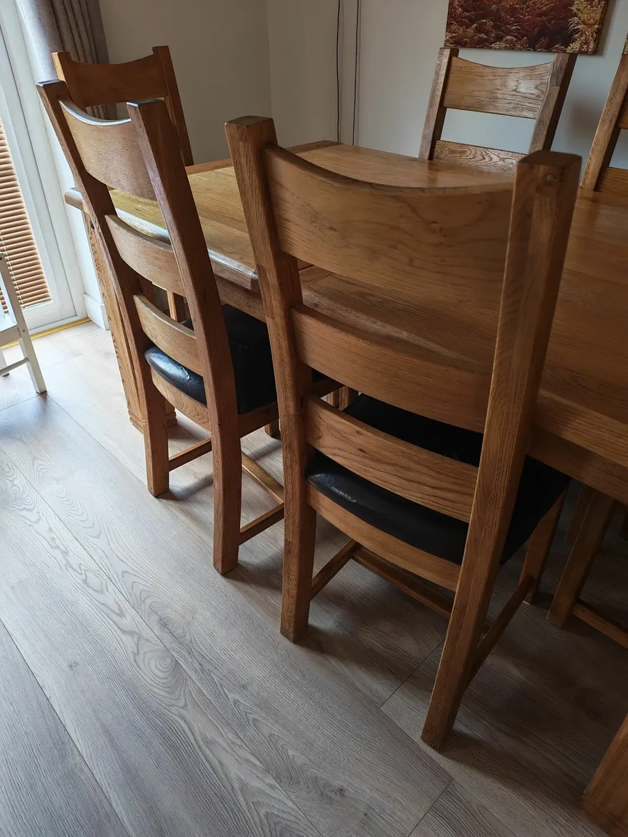 Extendable Oak kitchen table & 6 chairs - Image 1