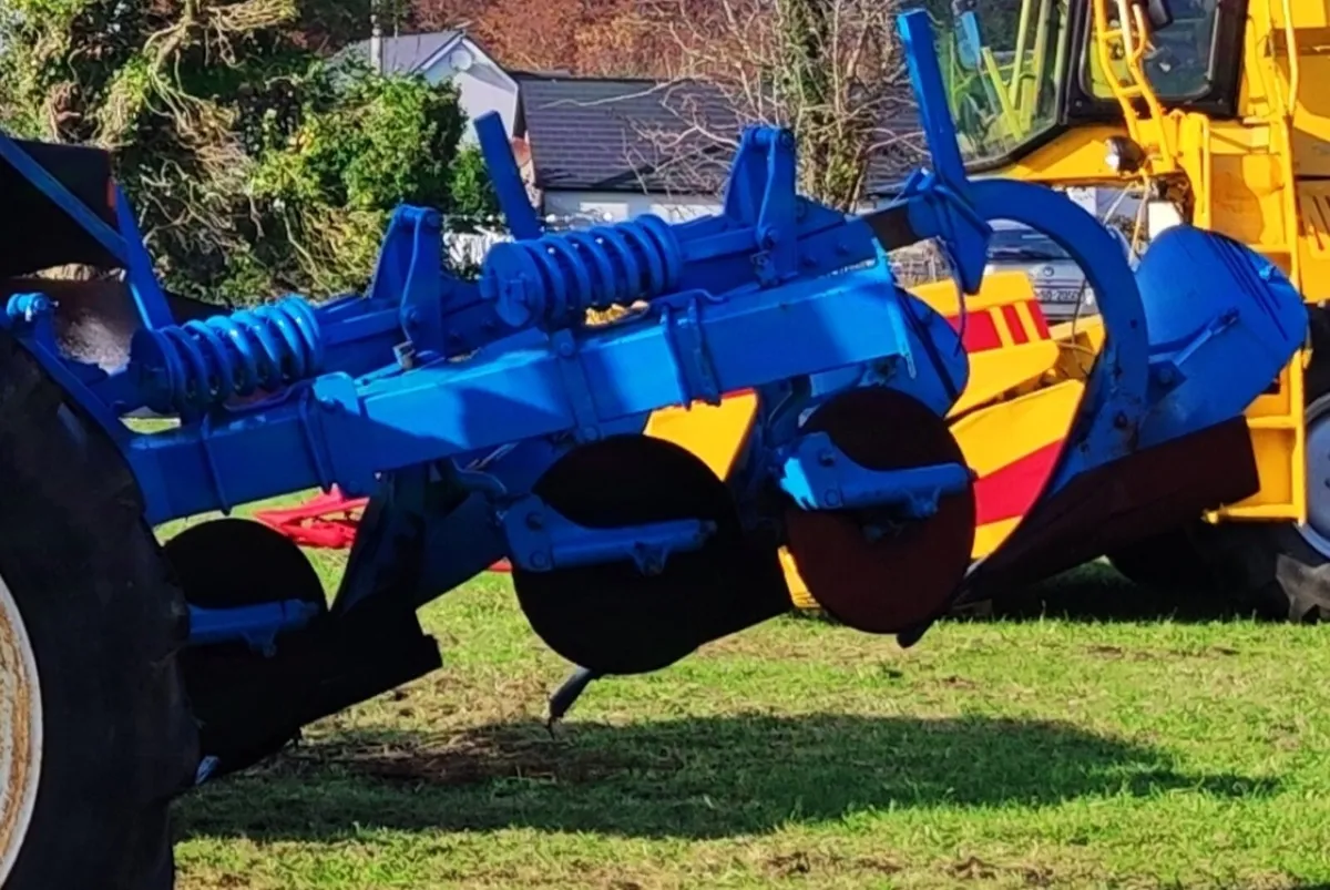 Fiskars 3 furrow spring loaded plough - Image 2