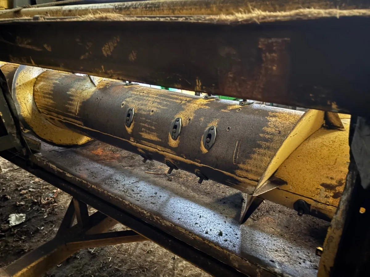 New Holland TX 32 Combine - Image 1