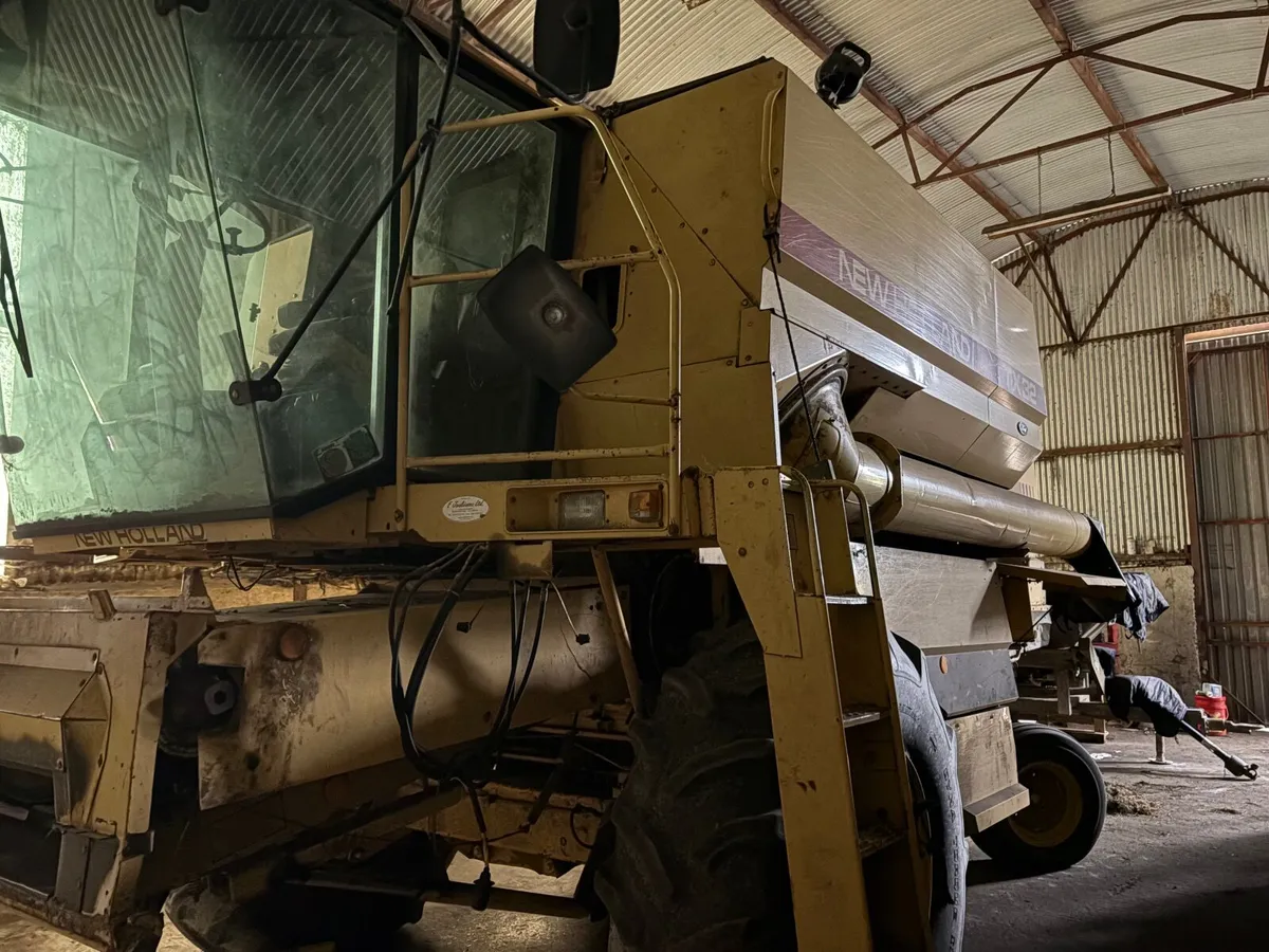 New Holland TX 32 Combine - Image 2