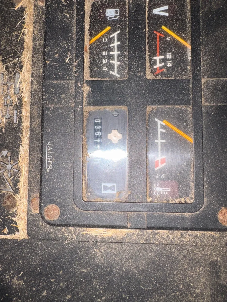 New Holland TX 32 Combine - Image 4