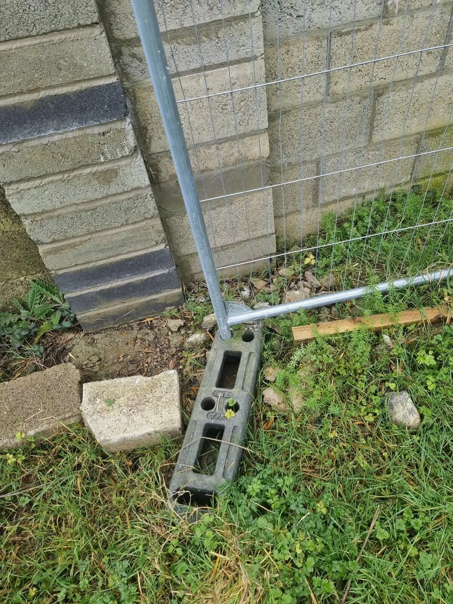 Free fencing & bricks - Image 2