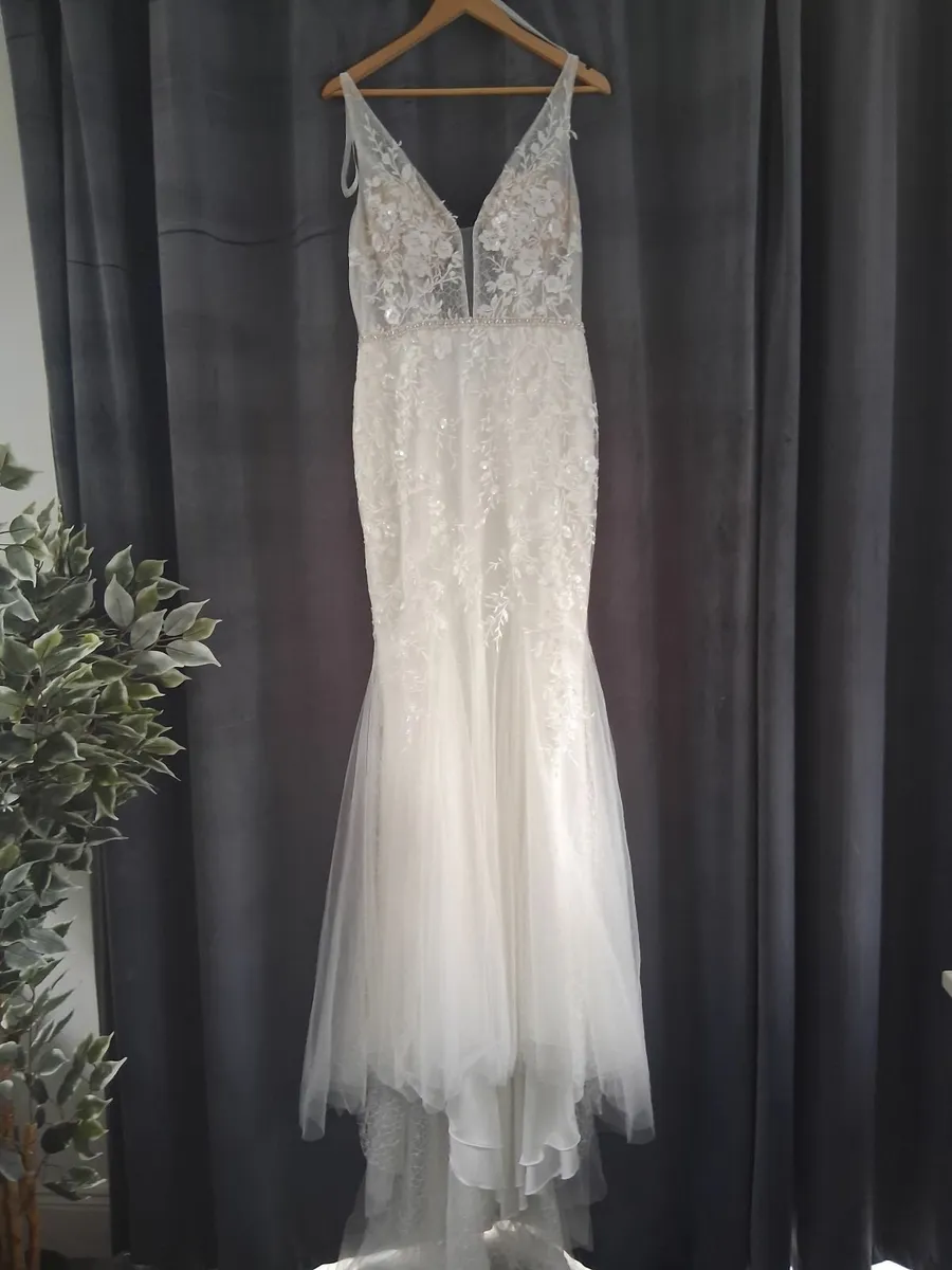 Wedding Dress Brand New - Image 2