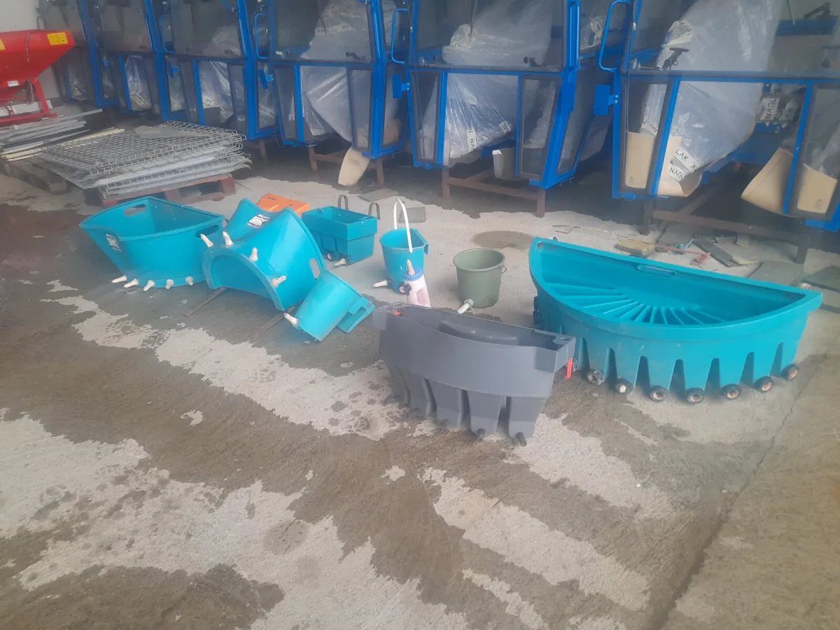 A job lot of milk feeding troughs - Image 1