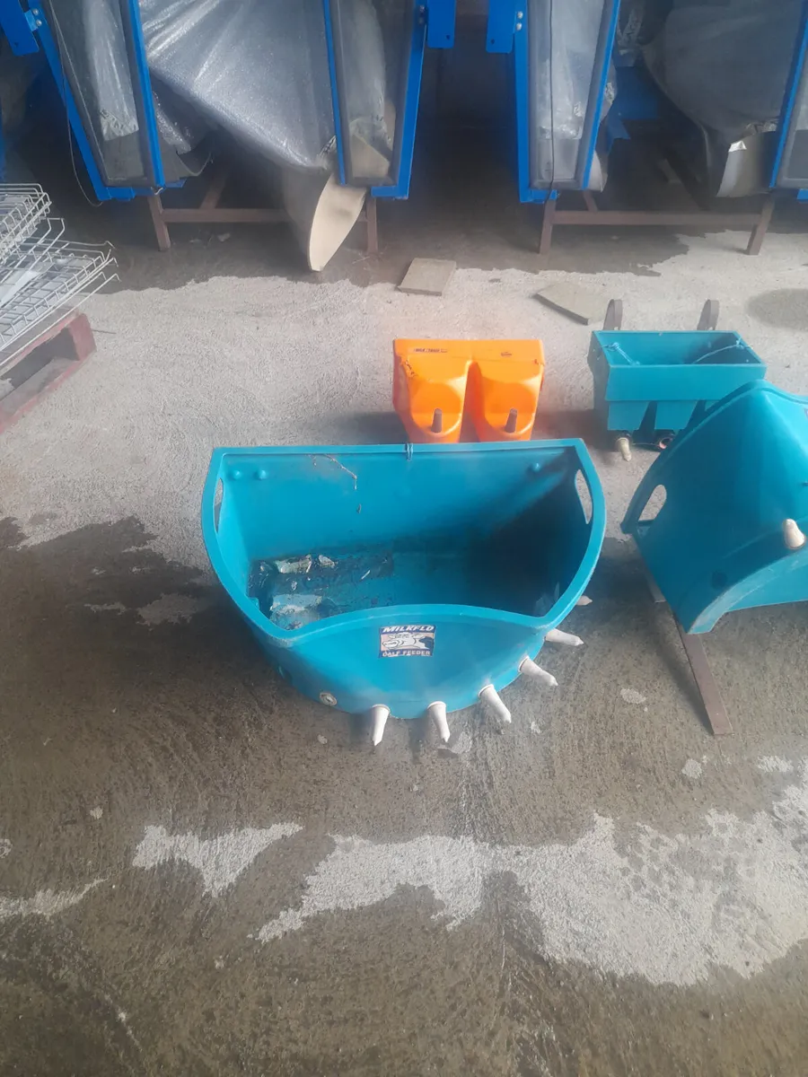 A job lot of milk feeding troughs - Image 3