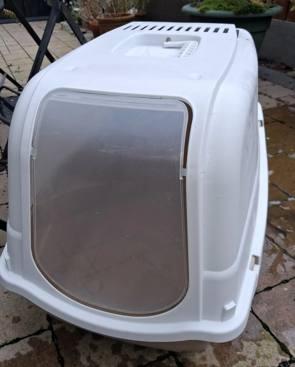 Cat litter box enclosed - Image 1