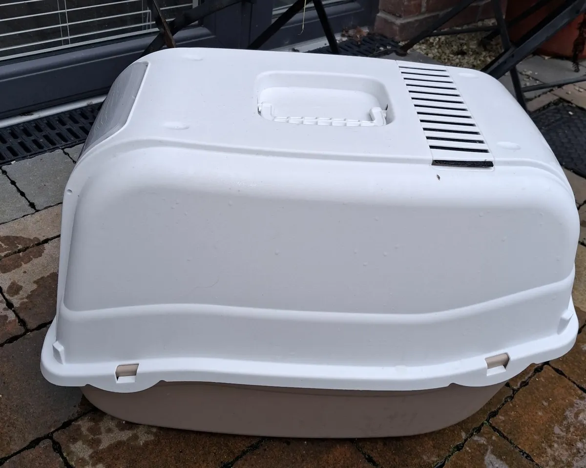 Cat litter box enclosed - Image 3