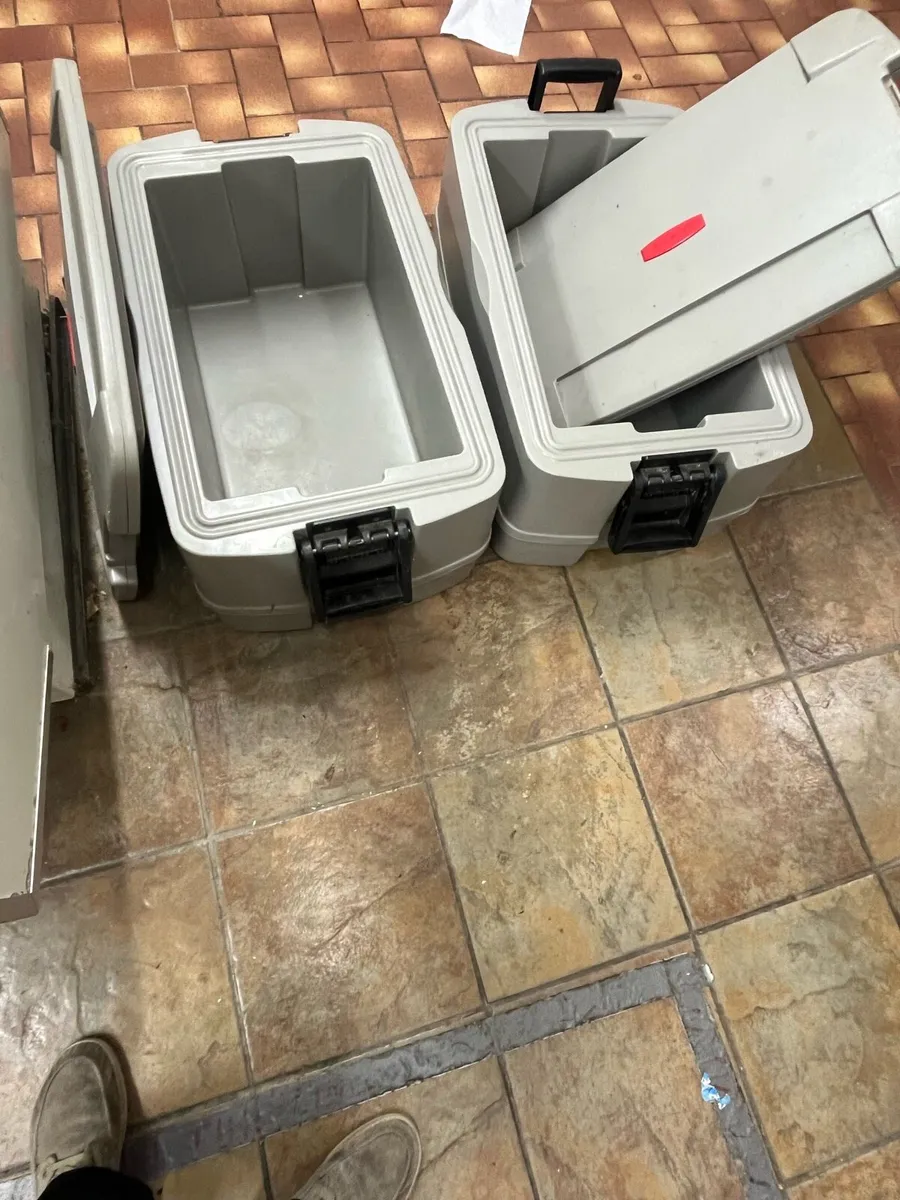 2x Rubbermaid food cooler boxes. - Image 1
